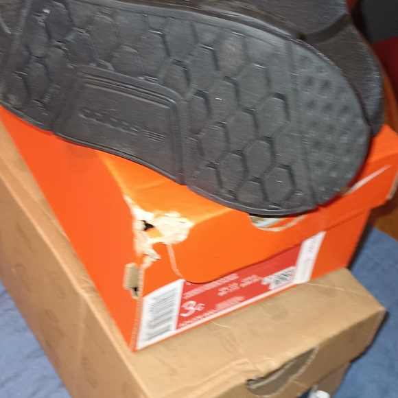 Boys Adidas shoes - Picture 5 of 5